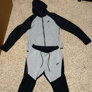 Im selling a grey and black Medium full 2 piece Nike tech fleece!